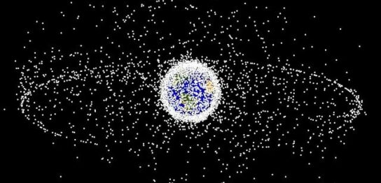 スペースデブリ（宇宙ごみ）は衝突すると有人宇宙船や人工衛星を破壊するおそれがあり、除去を行う技術の開発が進められている。地球の周囲を取り巻くスペースデブリがイメージできるアイキャッチ画像